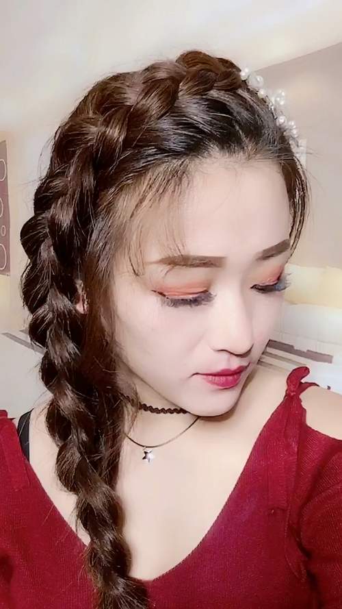 礼服搭配发型选择指南:优雅造型提升气质美感-美派服饰网(图1) 礼服搭配发型选择指南:优雅造型提升气质美感-美派服饰网(图1)