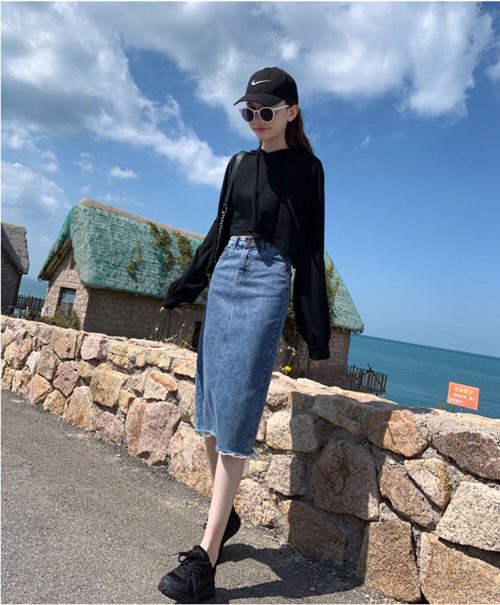 牛仔一步裙搭配什么上衣好看?7种风格穿搭技巧-美派服饰网(图1) 牛仔一步裙搭配什么上衣好看?7种风格穿搭技巧-美派服饰网(图1)