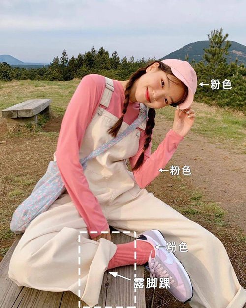 粉色卫衣配背带裤穿搭指南，甜美潮流造型轻松get-美派服饰网(图3)