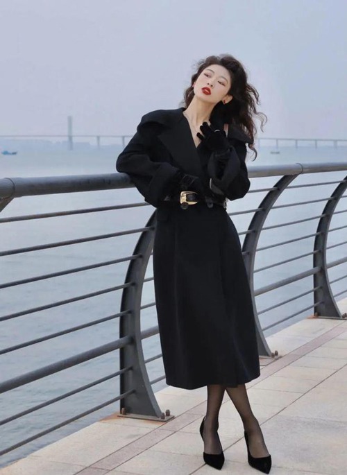 黑色大衣配高跟鞋搭配指南,经典优雅穿搭技巧-美派服饰网(图1) 黑色大衣配高跟鞋搭配指南,经典优雅穿搭技巧-美派服饰网(图1)