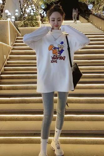 长款T恤搭配技巧全攻略，轻松打造时尚潮流穿搭-美派服饰网(图1)