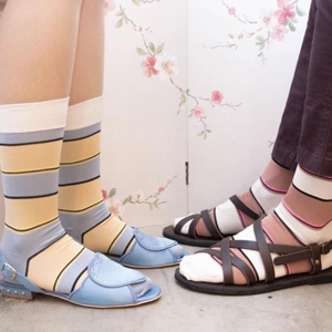 凉鞋配袜子穿搭指南：6种时尚组合打造个性造型-美派服饰网