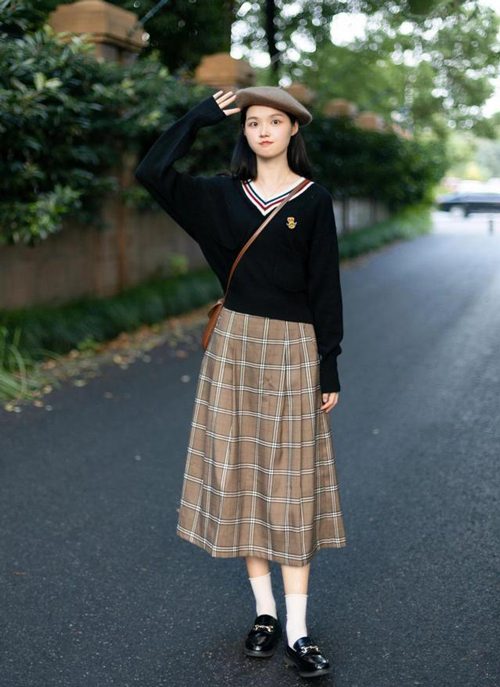 长裙配长袜还是短袜好看？不同风格搭配技巧全解析-美派服饰网(图1)