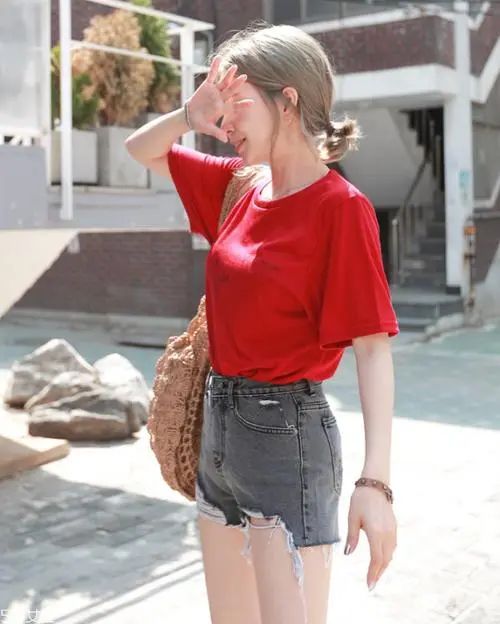 红色T恤搭配什么裤子好看？7种经典穿搭组合推荐-美派服饰网(图3)