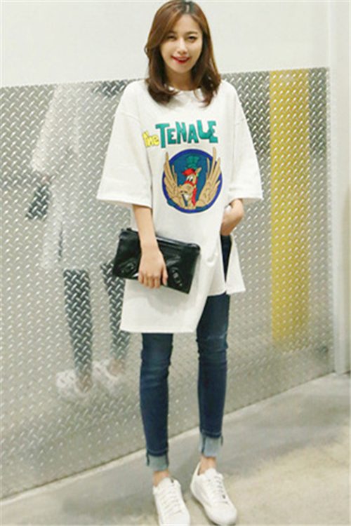 宽松大T恤搭配指南:7种时尚穿搭技巧展现个性风格-美派服饰网(图3) 宽松大T恤搭配指南:7种时尚穿搭技巧展现个性风格-美派服饰网(图3)