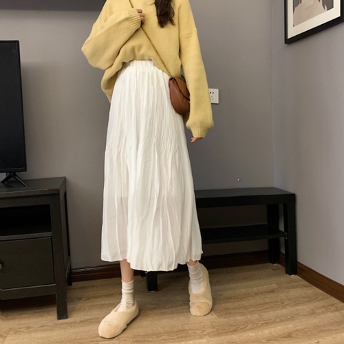 白色半身A字裙搭配什么上衣？7种时尚穿搭技巧-美派服饰网(图3)