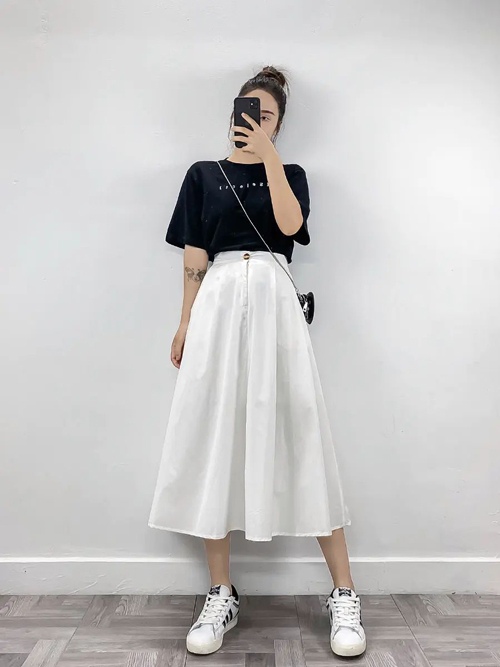 白色半身A字裙搭配什么上衣？7种时尚穿搭技巧-美派服饰网(图1)