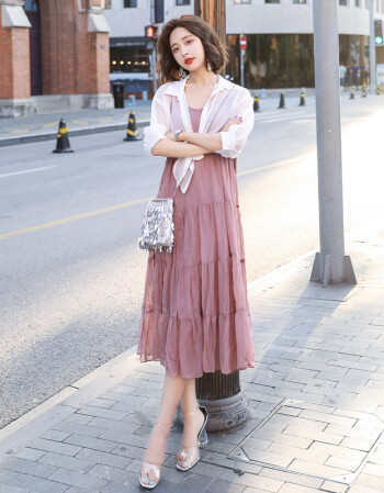 无袖圆领及膝裙搭配指南：7种外套鞋子组合技巧-美派服饰网(图3)