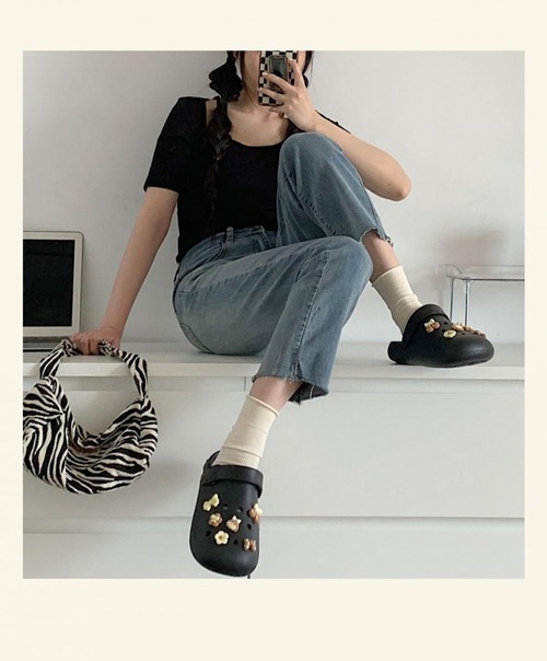 女生洞洞鞋搭配指南:牛仔裤短裤裙装穿搭技巧-美派服饰网(图1) 女生洞洞鞋搭配指南:牛仔裤短裤裙装穿搭技巧-美派服饰网(图1)