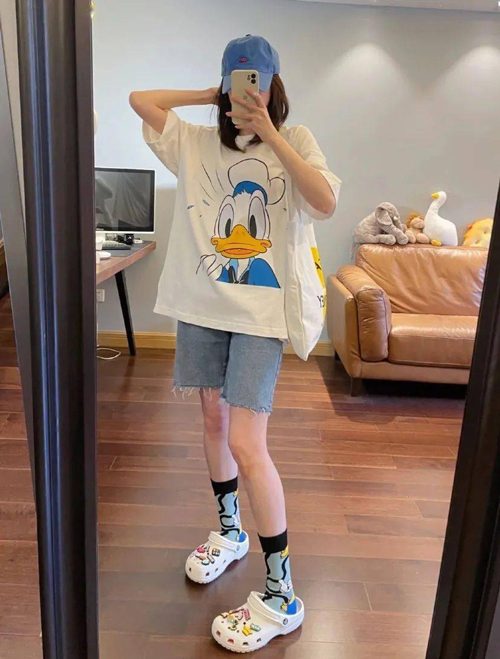 女生洞洞鞋搭配指南:牛仔裤短裤裙装穿搭技巧-美派服饰网(图2) 女生洞洞鞋搭配指南:牛仔裤短裤裙装穿搭技巧-美派服饰网(图2)