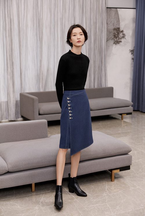 藏青色半身裙搭配指南：7种时尚穿搭技巧让你优雅出众-美派服饰网(图2)