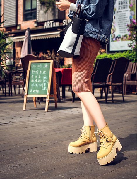 大头短靴搭配指南:牛仔裤高腰裤运动裤穿搭技巧-美派服饰网(图2) 大头短靴搭配指南:牛仔裤高腰裤运动裤穿搭技巧-美派服饰网(图2)