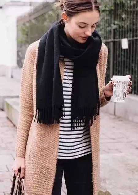 黑色围巾搭配技巧大全,轻松驾驭各种时尚造型-美派服饰网(图3) 黑色围巾搭配技巧大全,轻松驾驭各种时尚造型-美派服饰网(图3)