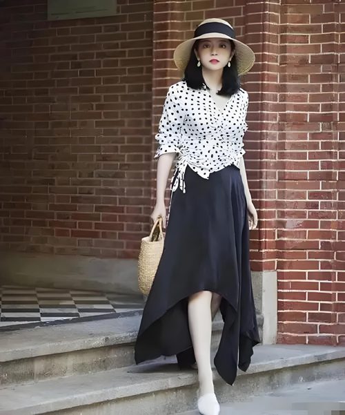 波点衬衫配裙子穿搭指南,轻松打造优雅时尚造型-美派服饰网(图1) 波点衬衫配裙子穿搭指南,轻松打造优雅时尚造型-美派服饰网(图1)