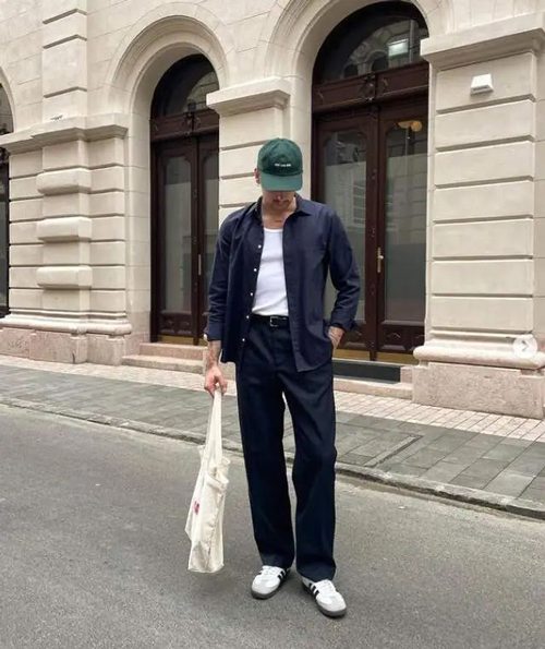 西裤配运动鞋穿搭指南：打造休闲时尚造型-美派服饰网(图2)