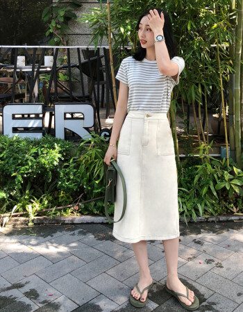 白色牛仔长裙搭配指南：清爽休闲时尚穿搭技巧-美派服饰网(图2)