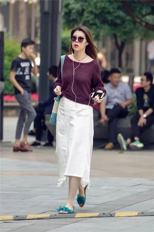 白色牛仔长裙搭配指南：清爽休闲时尚穿搭技巧-美派服饰网(图1)