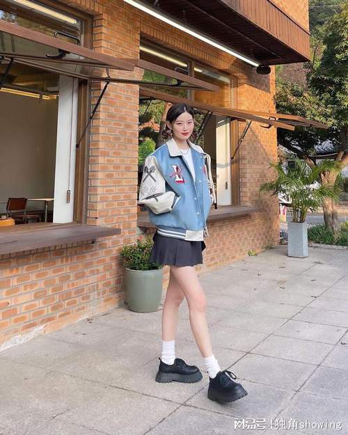 棒球服配短裙穿搭指南，打造休闲运动时尚造型-美派服饰网(图1)