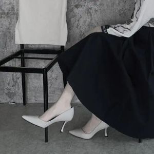 灰色尖头高跟鞋搭配指南：职场休闲晚宴全方位穿搭技巧-美派服饰