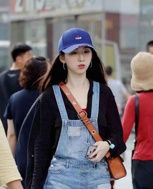 牛仔棒球帽搭配指南:打造休闲运动时尚造型-美派服饰网(图1) 牛仔棒球帽搭配指南:打造休闲运动时尚造型-美派服饰网(图1)