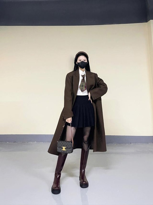 大衣配长靴穿搭指南：提升时尚气质的完美组合-美派服饰网(图1)