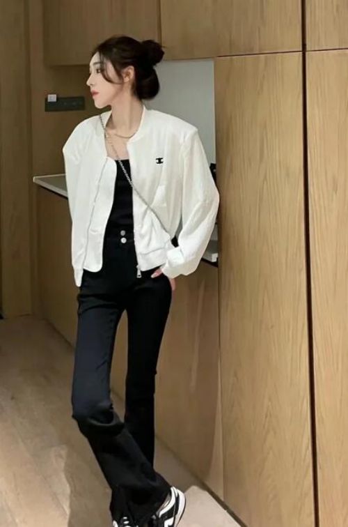 白色夹克搭配什么衣服好看？10种时尚女生穿搭技巧-美派服饰网(图1)