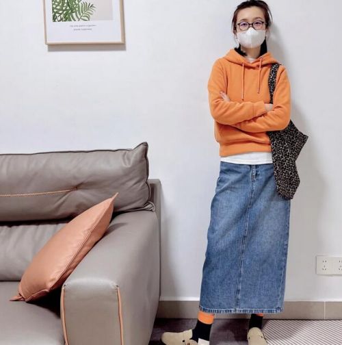 橙色连帽卫衣搭配指南:9种时尚穿搭方法打造休闲造型-美派服饰网(图3) 橙色连帽卫衣搭配指南:9种时尚穿搭方法打造休闲造型-美派服饰网(图3)