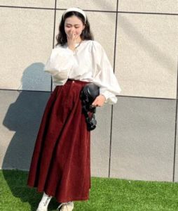 酒红色半身裙搭配指南：6种上衣配色方案及配饰选择-美派服饰网