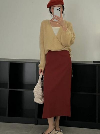酒红色半身裙搭配指南：6种上衣配色方案及配饰选择-美派服饰网(图3)