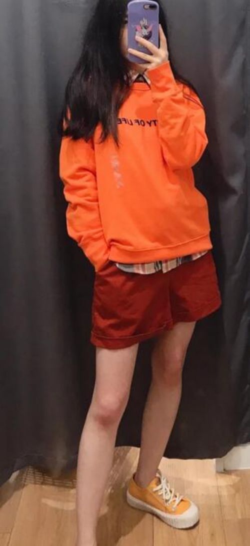 橙色连帽卫衣搭配指南:9种时尚穿搭方法打造休闲造型-美派服饰网(图4) 橙色连帽卫衣搭配指南:9种时尚穿搭方法打造休闲造型-美派服饰网(图4)