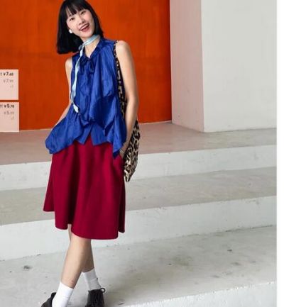 酒红色半身裙搭配指南：6种上衣配色方案及配饰选择-美派服饰网(图4)