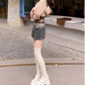 白色过膝长靴搭配技巧，打造多种时尚造型风格-美派服饰网
