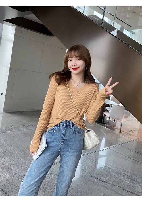 V领针织衫搭配指南:打造多样风格的穿搭技巧-美派服饰网(图1) V领针织衫搭配指南:打造多样风格的穿搭技巧-美派服饰网(图1)