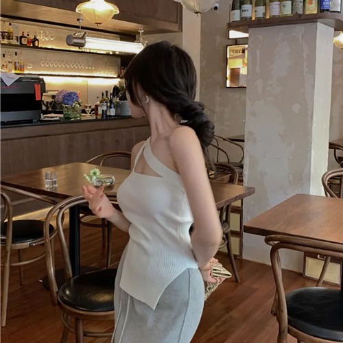 挂脖内衣搭配指南：9种时尚组合展现性感优雅风格-美派服饰网(图3)