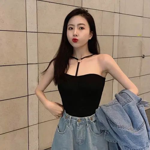 挂脖内衣搭配指南：9种时尚组合展现性感优雅风格-美派服饰网(图2)