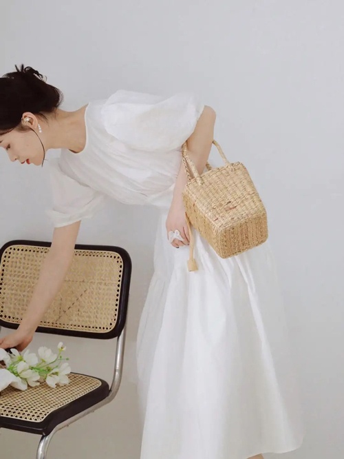 白色棉麻裙子搭配指南：7种上衣组合打造夏日清新造型-美派服饰网(图3)