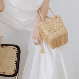 白色棉麻裙子搭配指南：7种上衣组合打造夏日清新造型-美派服饰