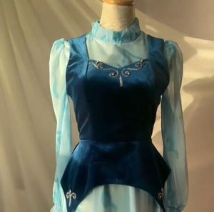 哈萨克族裙子面料选择指南：丝绒与雪纺的特点对比-美派服饰网