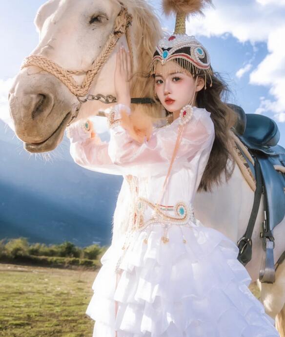 哈萨克族裙子面料选择指南:丝绒与雪纺的特点对比-美派服饰网(图1) 哈萨克族裙子面料选择指南:丝绒与雪纺的特点对比-美派服饰网(图1)