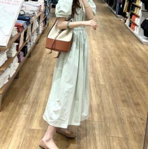 青绿色裙子配什么颜色鞋子好看 搭配技巧分享-美派服饰网