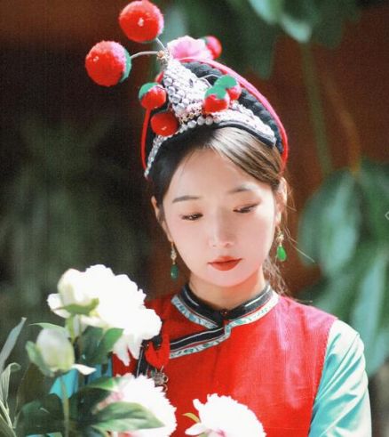 白族裙子搭配什么头饰好看 传统民族饰品选择指南-美派服饰网(图1)