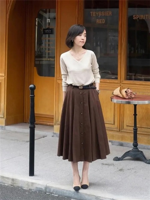 褐色裙子配什么鞋子好看?7种搭配方案展现不同风格-美派服饰网(图2) 褐色裙子配什么鞋子好看?7种搭配方案展现不同风格-美派服饰网(图2)