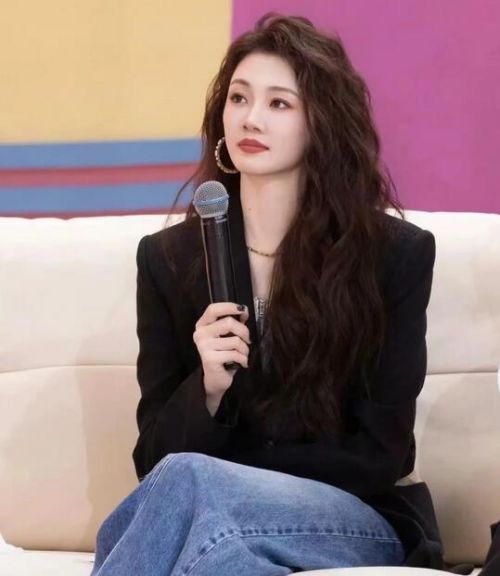 卷发女生穿搭指南：9种服装搭配技巧展现优雅气质-美派服饰网(图3)