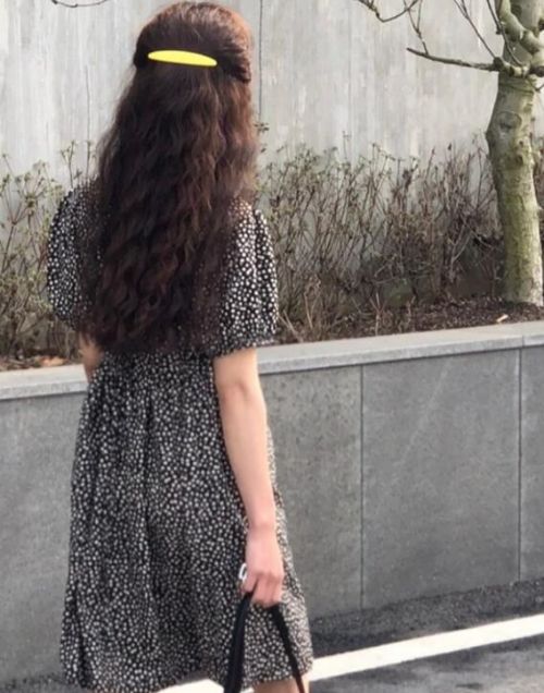 卷发女生穿搭指南：9种服装搭配技巧展现优雅气质-美派服饰网(图4)