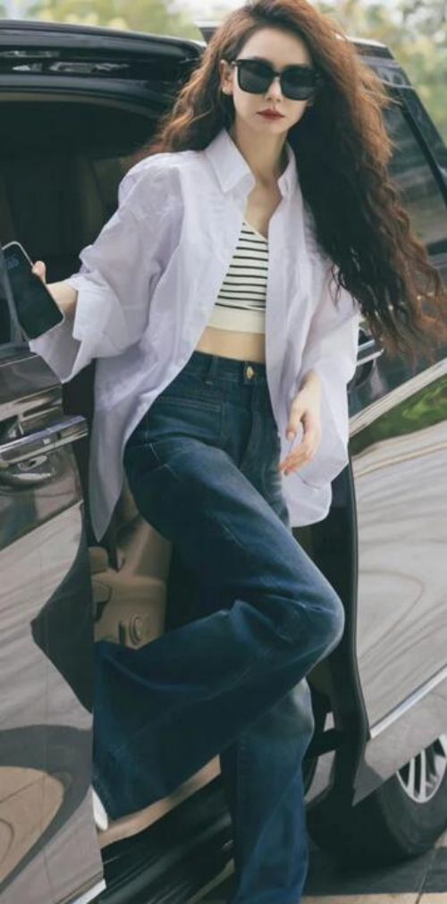 卷发女生穿搭指南：9种服装搭配技巧展现优雅气质-美派服饰网(图2)