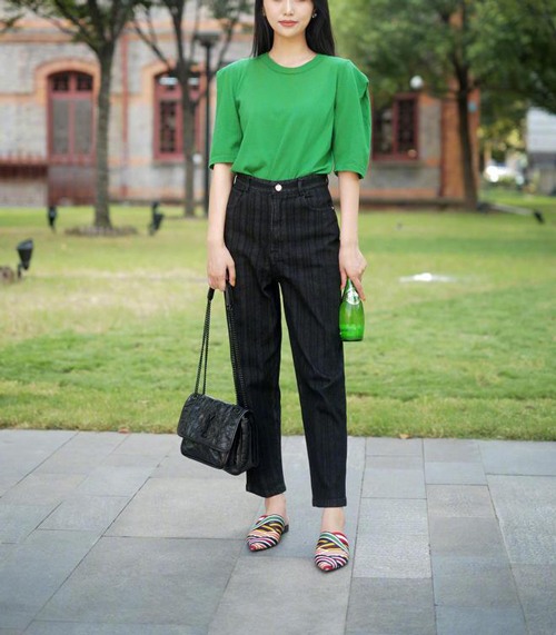 青绿色上衣搭配什么裤子好看 7种经典配色方案推荐-美派服饰网(图2)