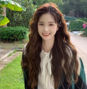 卷发女生穿搭指南：9种服装搭配技巧展现优雅气质-美派服饰网