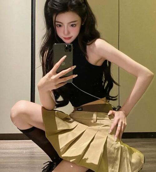 卷发女生穿搭指南：9种服装搭配技巧展现优雅气质-美派服饰网(图5)