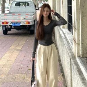 米白色阔腿裤搭配什么上衣好看？7种时尚穿搭方案-美派服饰网