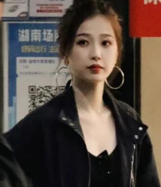 丸子头配什么耳环好看?7种耳环搭配技巧让你更时尚-美派服饰网(图5) 丸子头配什么耳环好看?7种耳环搭配技巧让你更时尚-美派服饰网(图5)